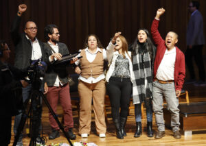 El Movimiento Ríos Vivos recibe un premio este lunes, durante la X Conferencia Latinoamericana y Caribeña de Ciencias Sociales en Bogotá (Colombia). EFE/Mauricio Dueñas Castañeda