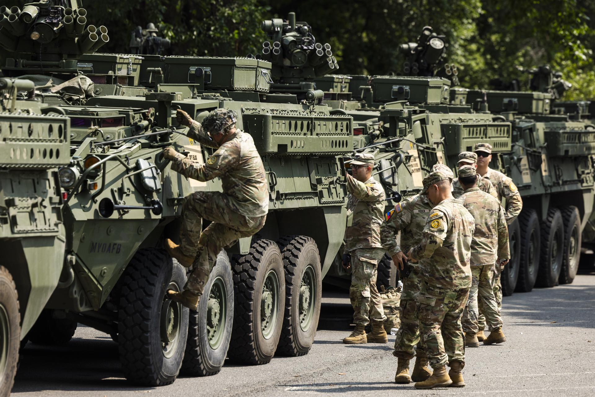 Soldados estadounidenses junto a vehículos blindados IAV Stryker estacionados en West Potomac Park antes de un desfile militar el 14 de junio en Washington. EFE/EPA/JIM LO SCALZO