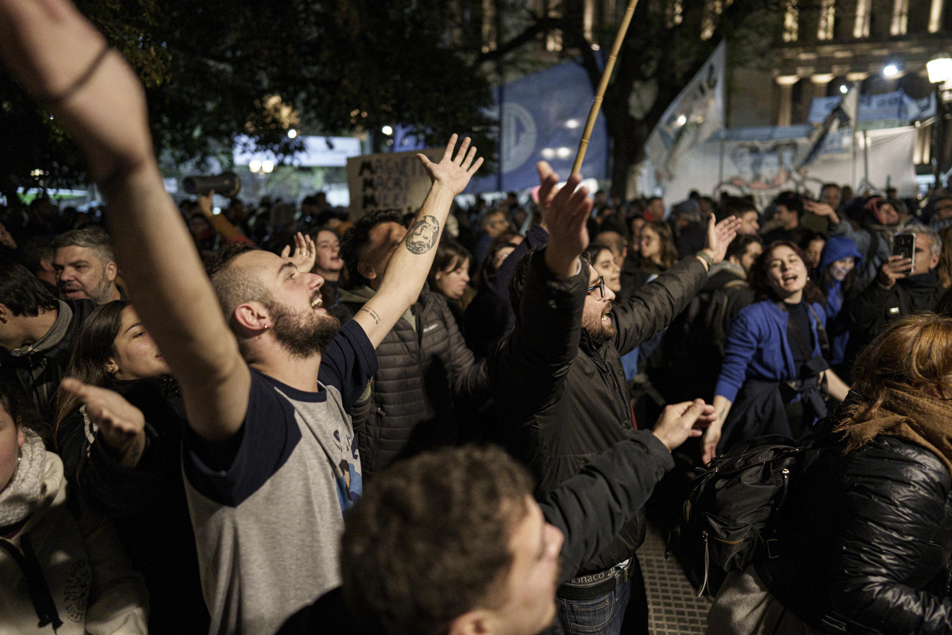 Integrantes de organizaciones sociales, sindicales, estudiantiles y políticas protestan contra el fallo que dejó en firme una condena a prisión contra la expresidenta argentina Cristina Fernández, este jueves frente a la Corte Suprema de Justicia en Buenos Aires (Argentina). EFE/ Pablo Barrera