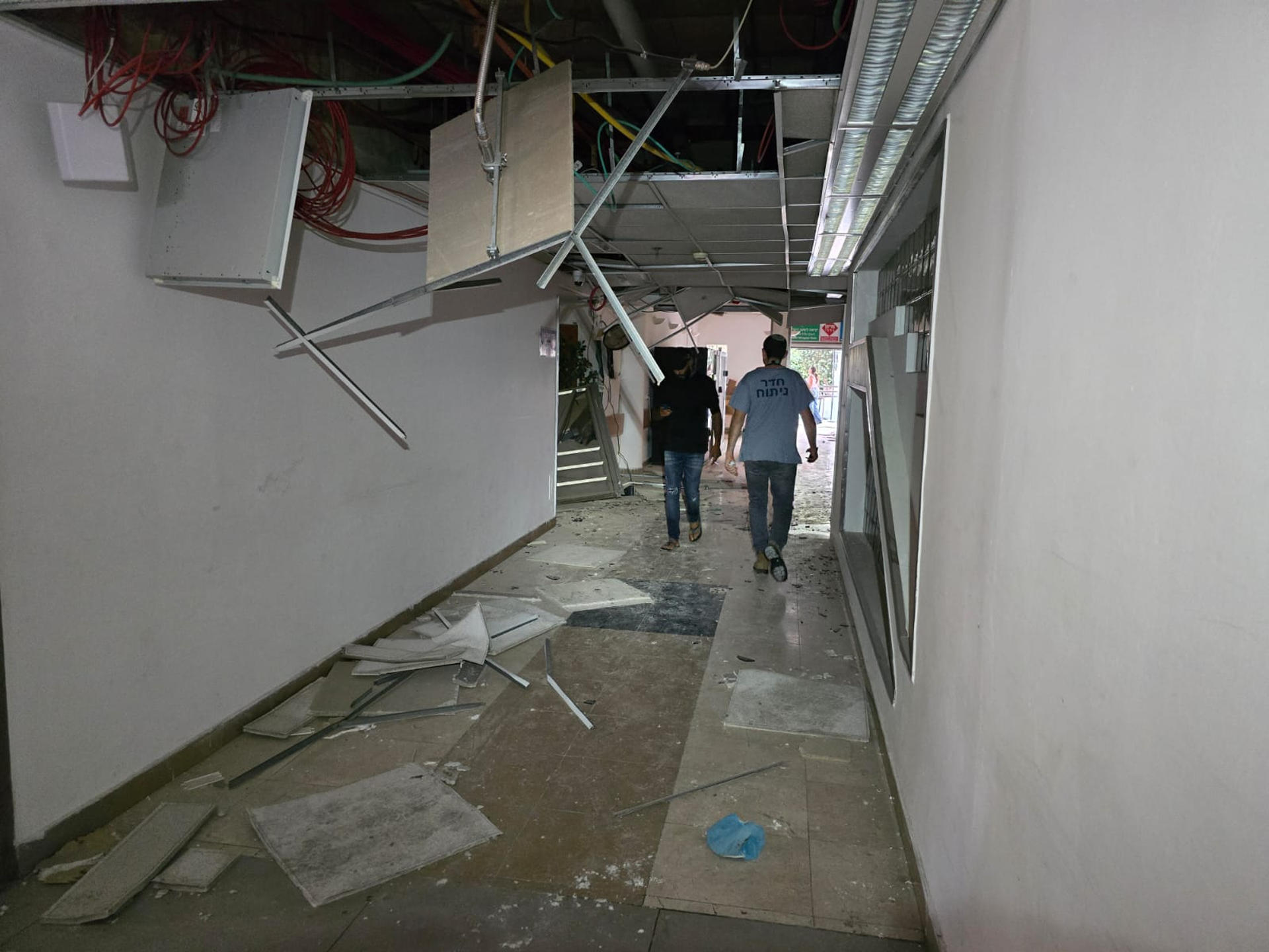 Destrozos causados en un hospital localizado en la región de Beersheva, sur de Israel, tras sufrir este jueves un impacto directo durante el último lanzamiento de misiles iraníes contra Israel.
EFE/Bomberos del Hospital de Beersheva - SOLO USO EDITORIAL/SOLO DISPONIBLE PARA ILUSTRAR LA NOTICIA QUE ACOMPAÑA (CRÉDITO OBLIGATORIO) -