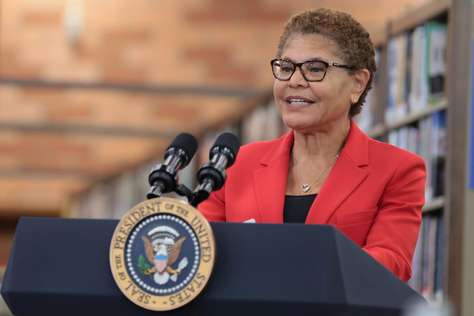 Fotografía de archivo de la alcaldesa de Los Ángeles, Karen Bass, el 21 de febrero de 2024. EFE/Allison Dinner