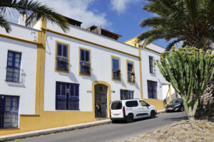 Las fuerzas de seguridad han hallado en una vivienda del barrio de el Zardo de Las Palmas de Gran Canaria los cadáveres de una mujer y de un hombre, su actual pareja, con indicios que sugieren un crimen machista, tras el cual él se habría ahorcado. El aviso al 112 fue dado por la hija de la mujer presuntamente asesinada, quien se presentó en el domicilio porque su madre no había ido al trabajo y encontró su cuerpo en el salón de la casa. En la imagen, fachada del edificio donde sucedieron los hechos.EFE/ Elvira Urquijo A.