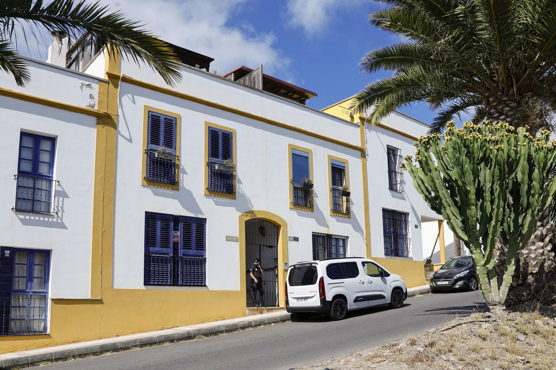 Las fuerzas de seguridad han hallado en una vivienda del barrio de el Zardo de Las Palmas de Gran Canaria los cadáveres de una mujer y de un hombre, su actual pareja, con indicios que sugieren un crimen machista, tras el cual él se habría ahorcado. El aviso al 112 fue dado por la hija de la mujer presuntamente asesinada, quien se presentó en el domicilio porque su madre no había ido al trabajo y encontró su cuerpo en el salón de la casa. En la imagen, fachada del edificio donde sucedieron los hechos.EFE/ Elvira Urquijo A.