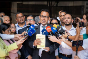 El abogado Eduardo Torres habla con los medios de comunicación, en Caracas (Venezuela), en una fotografía de archivo. EFE/Rayner Peña R