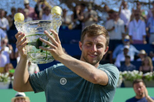 El tenista neerlandés Tallon Griekspoor ante el francés Corentin Moutet durante la final del torneo ATP Mallorca Championships, este viernes en Santa Ponsa (Mallorca). EFE/ Miquel A. Borrás