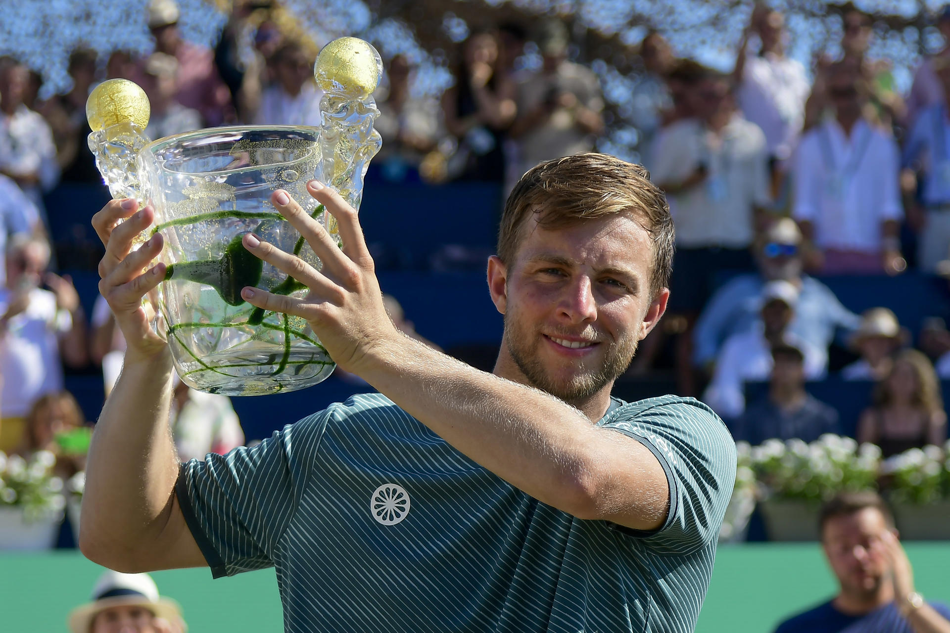 El tenista neerlandés Tallon Griekspoor celebra su victoria ante el francés Corentin Moutet e la final del torneo ATP Mallorca Championships, este viernes en Santa Ponsa (Mallorca). EFE/ Miquel A. Borràs