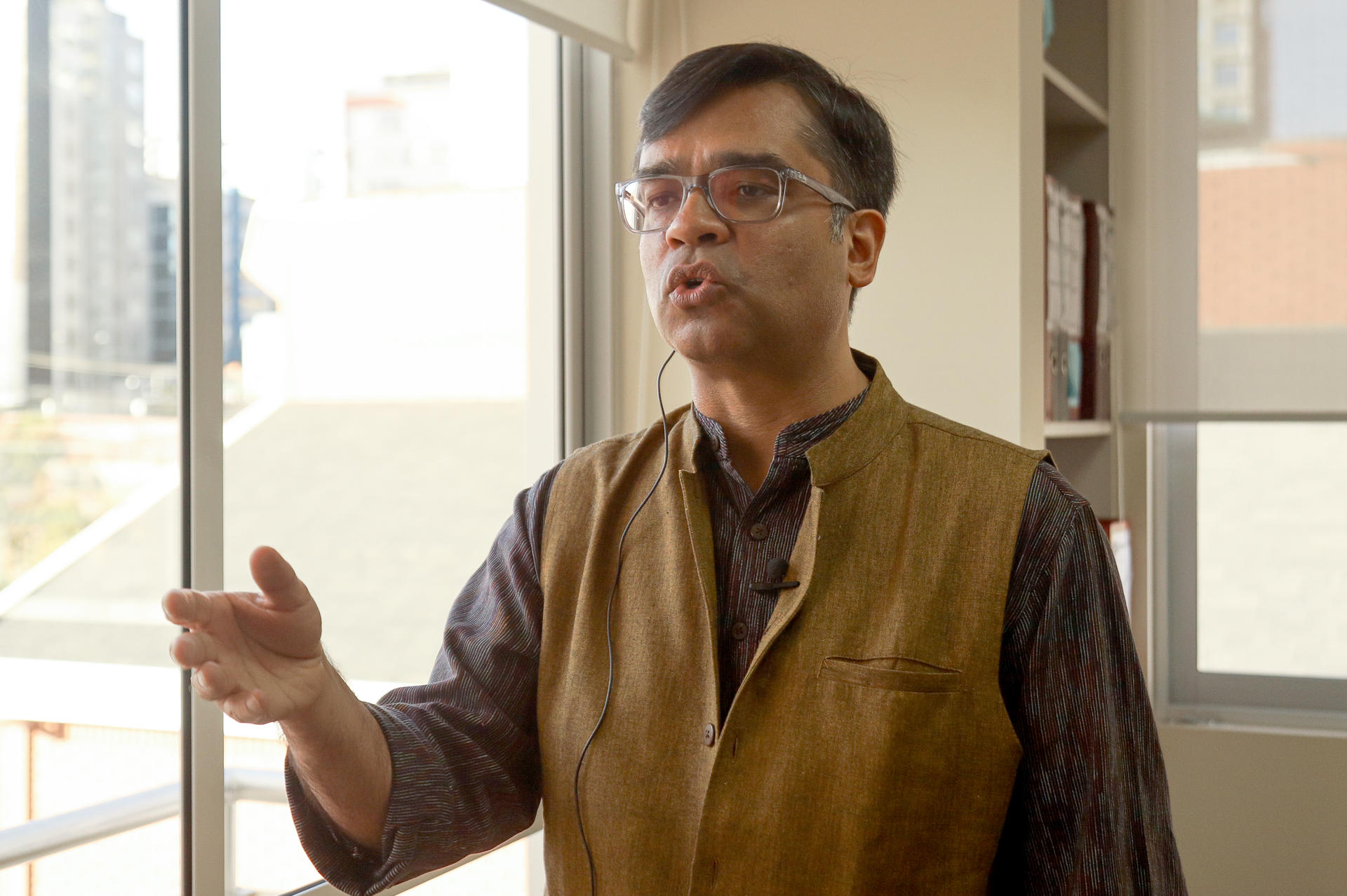 El director ejecutivo de Oxfam Internacional, Amitabh Behar, habla en una entrevista con EFE, este miércoles en La Paz (Bolivia). EFE/ Gabriel Márquez