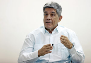 Fotografias del 13 de junio de 2025 del viceministro de Relaciones Exteriores de Cuba, Carlos Fernández de Cossío, hablando durante una entrevista con EFE en La Habana (Cuba). EFE/ Ernesto Mastrascusa