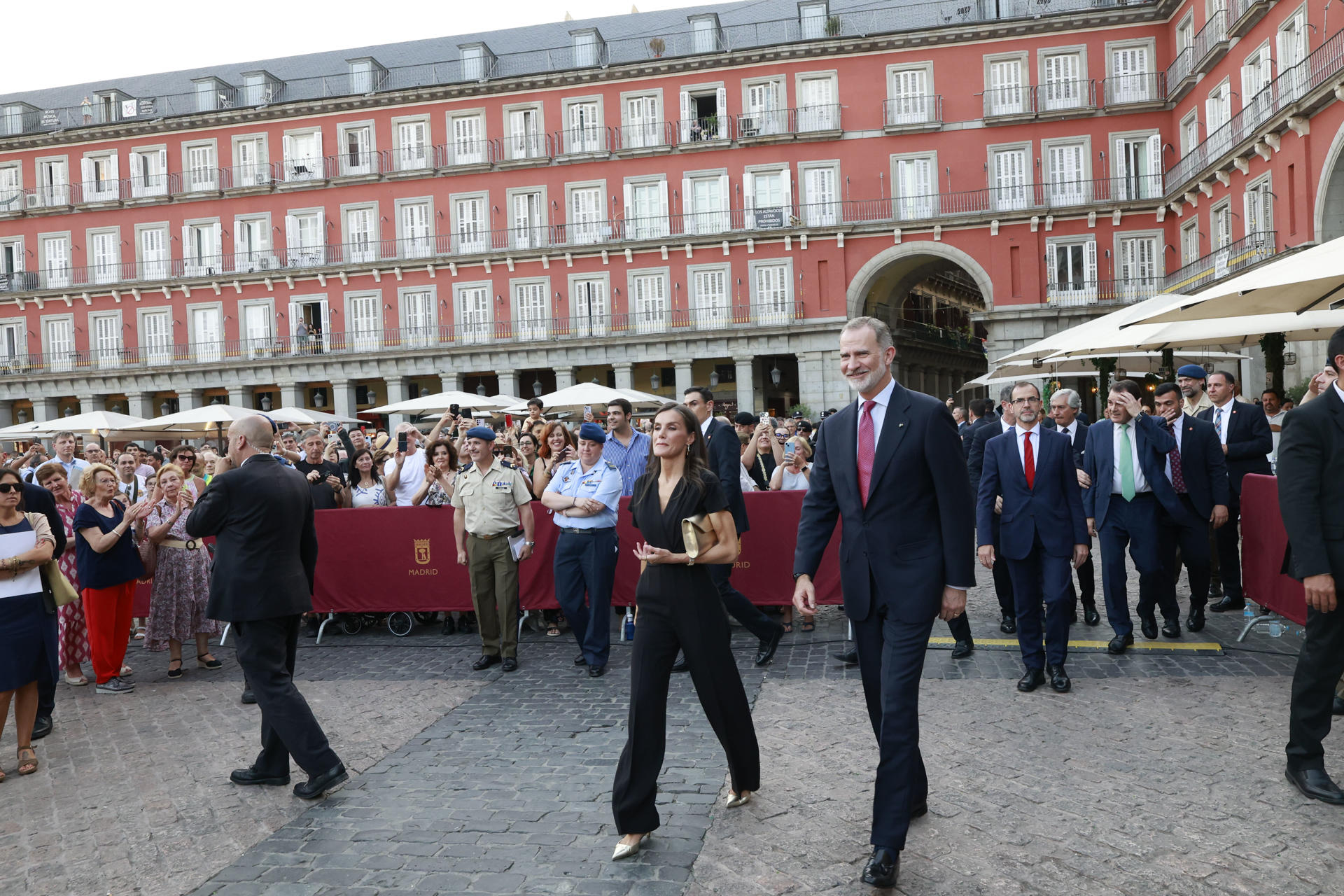 El rey Felipe VI y la reina Letizia a su llegada hoy miércoles a la Plaza Mayor de Madrid para asistir al concierto que ofrece la Guardia Real por el X aniversario de la proclamación del monarca. EFE / CASA REAL. ***SOLO USO EDITORIAL / SOLO USO DISPONIBLE PARA ILUSTRAR LA NOTICIA QUE ACOMPAÑA/ (CRÉDITO OBLIGATORIO)***.
