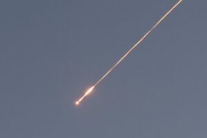 Un misil balístico en el cielo sobre Jerusalén, Israel, el 14 de junio de 2025. EFE/EPA/ABIR SULTAN