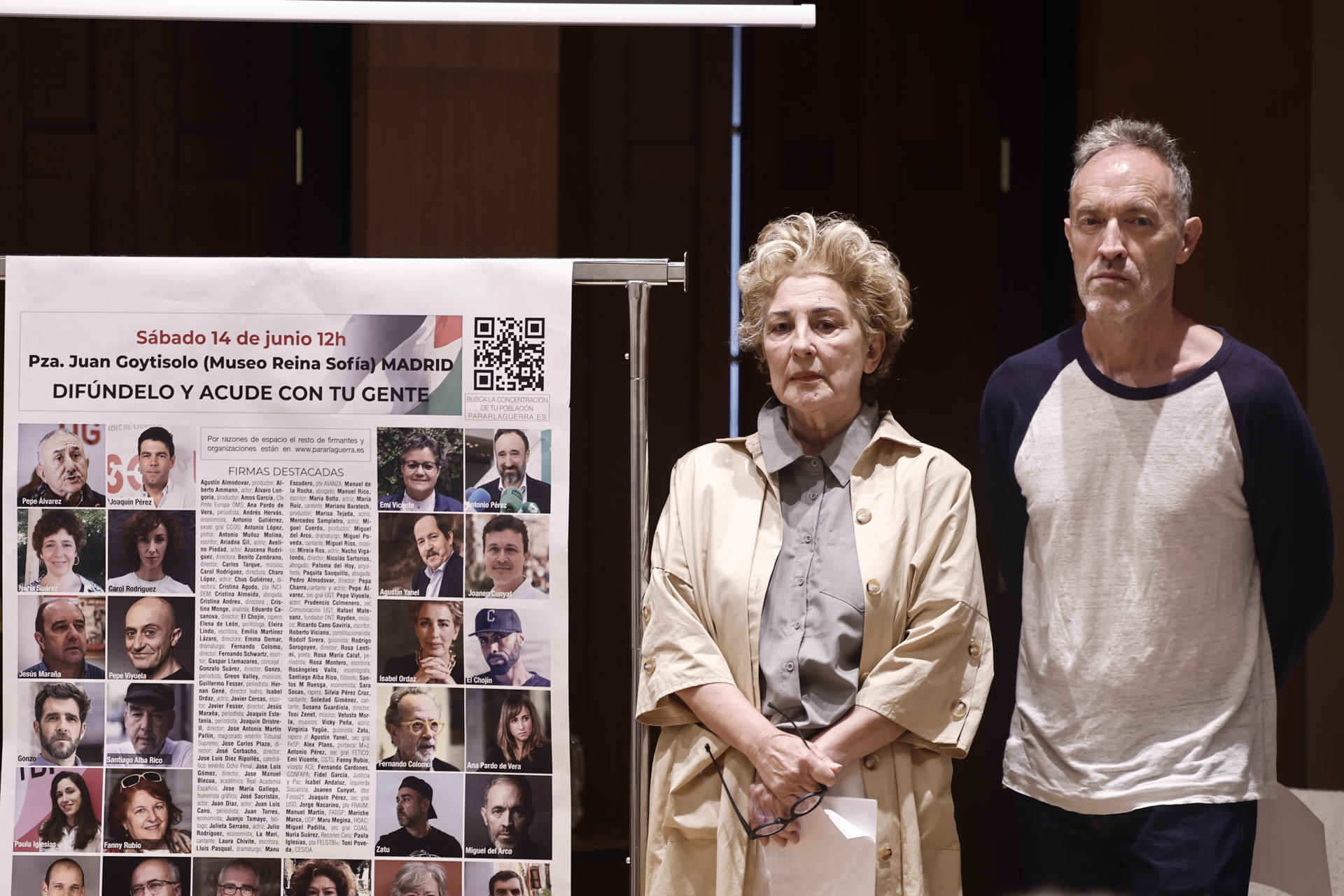 El director de teatro Miguel del Arco y la actriz Isabel Ordaz participan en la rueda de prensa de presentación de la declaración 'Por el fin del genocidio en Palestina' suscrita por más de cien personalidades del mundo de la cultura, este miércoles, en el Ateneo de Madrid. EFE/ Sergio Pérez