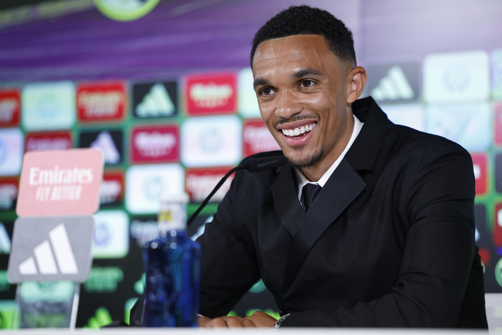 El futbolista inglés del Real Madrid Trent Alexander-Arnold habla durante una rueda de prensa. EFE/Chema Moya