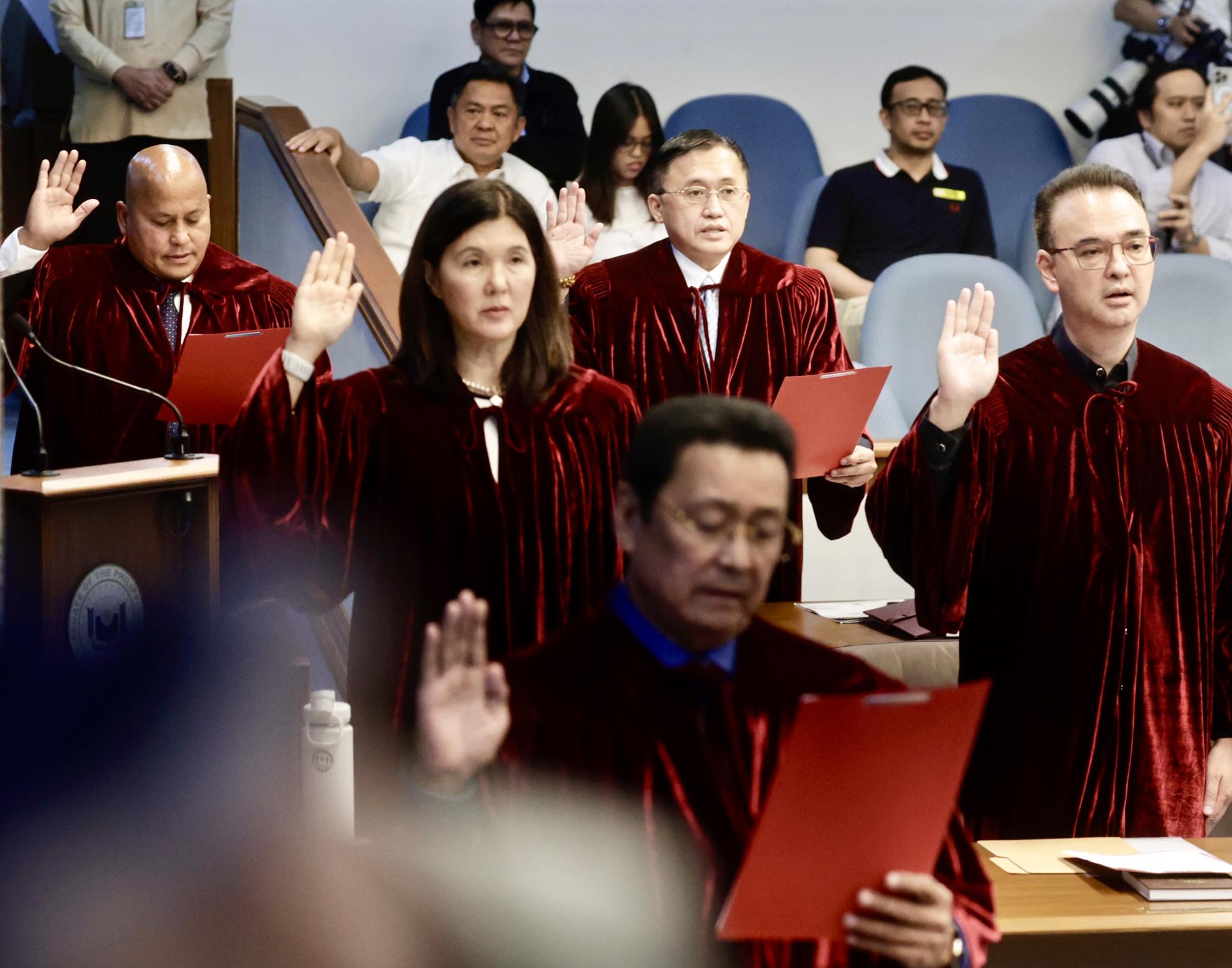 Miembros del Senado de Filipinas prestan juramento antes de comenzar a analizar el juicio político contra la vicepresidente, Sara Duterte.
EFE/EPA/FRANCIS R. MALASIG