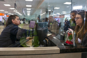 Un integrante del servicio de migración (i), revisa la documentación en el Aeropuerto Internacional Mariscal Sucre de Quito (Ecuador), en una fotografía de archivo. EFE/José Jácome