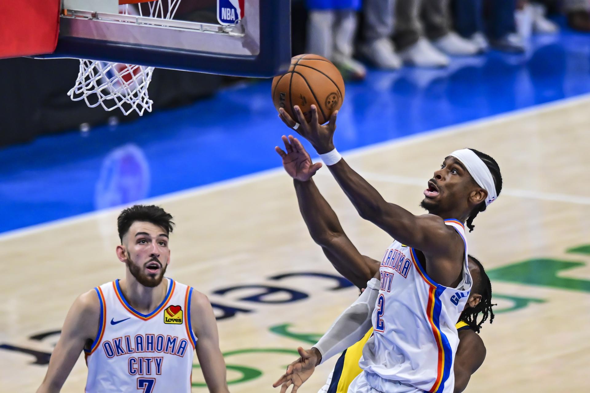 El escolta de los Oklahoma City Thunder Shai Gilgeous-Alexander (D) entra a canasta durante el quinto partido de las finales de la NBA ante los Indiana Pacers. EFE/EPA/MANUELA SOLDI SHUTTERSTOCK OUT