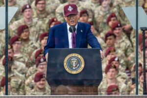 El presidente de EE.UU., Donald Trump, habla en Fort Bragg durante la celebración del 250.º aniversario del Ejército de EE.UU., en Pike Field, Fort Bragg, Carolina del Norte. EFE/EPA/STAN GILLILAND