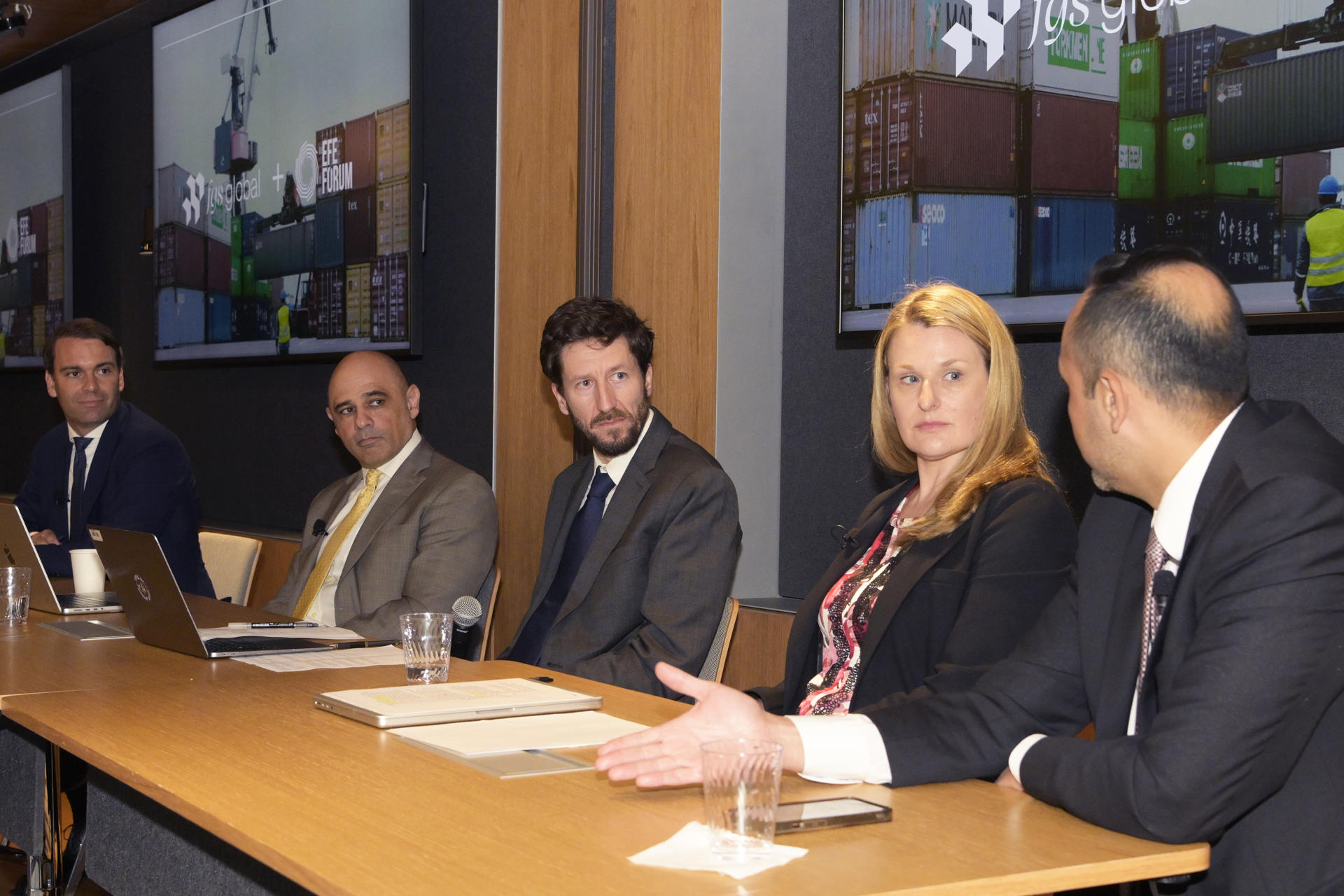 Matthis Kaiser (i), José Parra (2i), y Sarah Trister (2d), de FGS Global; Jairo Mejía (c), de EFE News, y David Olave, del bufete Sandler, Travis & Rosenberg, hablan durante el foro 'Comercio, aranceles y diplomacia' este miércoles, en la sede de FGS Global en Washington (EE.UU.). EFE/Lenin Nolly