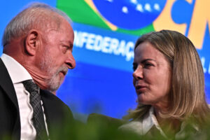 Fotografía de archivo de la ministra de Relaciones Institucionales de Brasil, Gleisi Hoffmann (der), con el presidente de Brasil, Luiz Inácio Lula da Silva (i), EFE/ Andre Borges