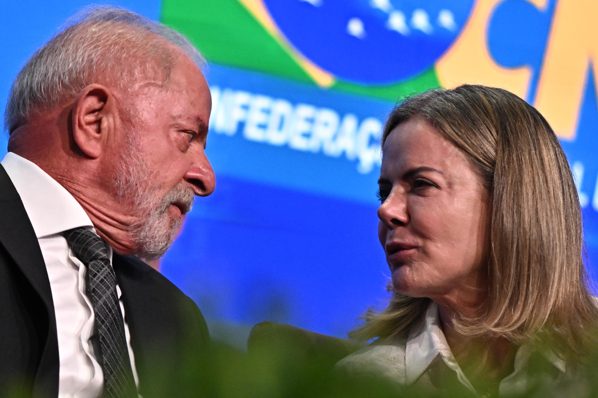 Fotografía de archivo de la ministra de Relaciones Institucionales de Brasil, Gleisi Hoffmann (der), con el presidente de Brasil, Luiz Inácio Lula da Silva (i), EFE/ Andre Borges