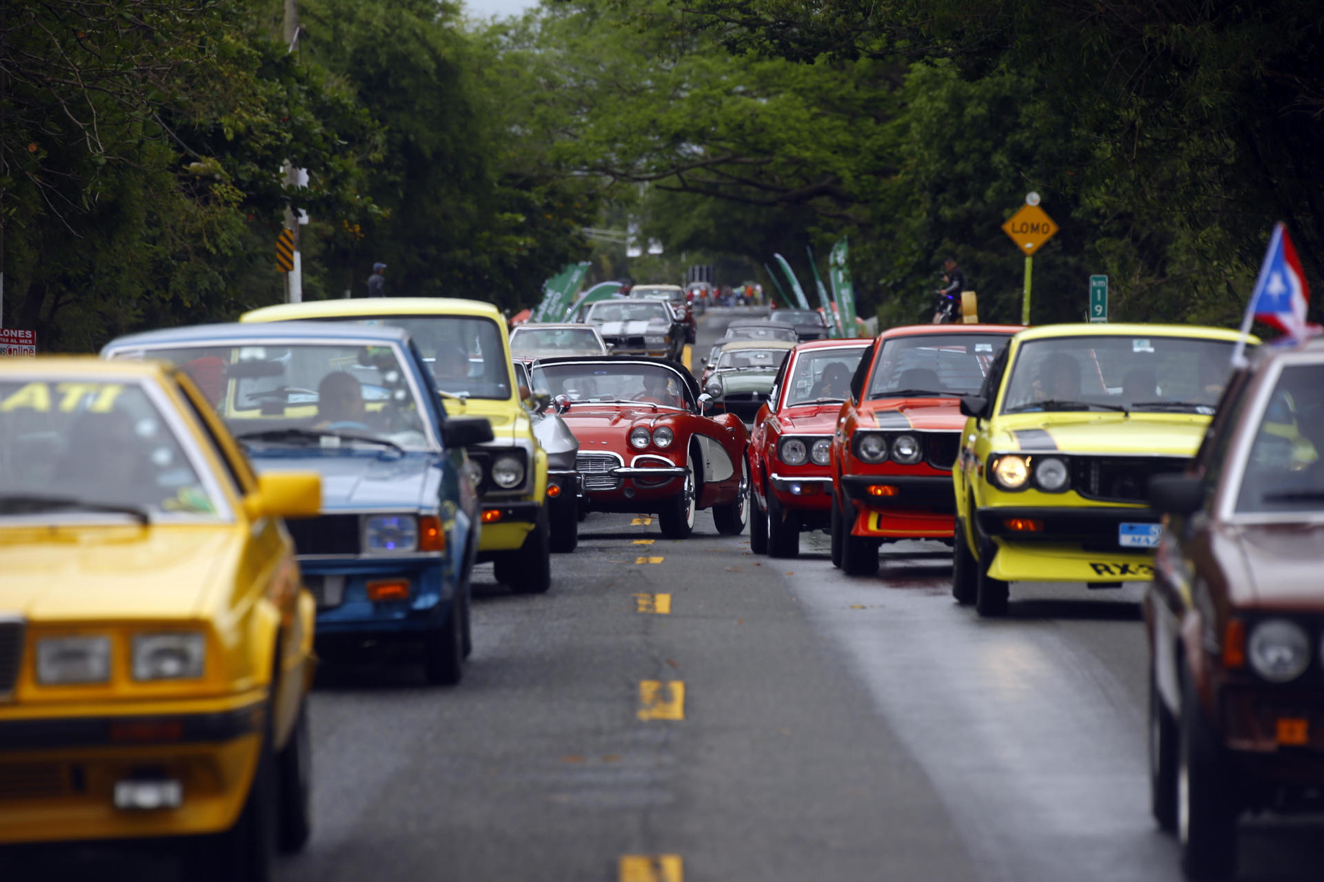 Fotografía de archivo de decenas de carros que transitan por una calle, en Dorado (Puerto Rico). EFE/Thais Llorca