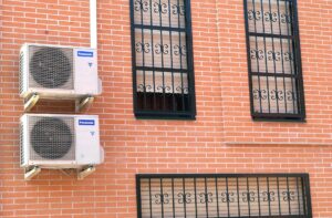 Viviendas de Madrid dotadas de aire acondicionado para hacer frente a las altas temperaturas del verano. EFE/Juanjo Martín