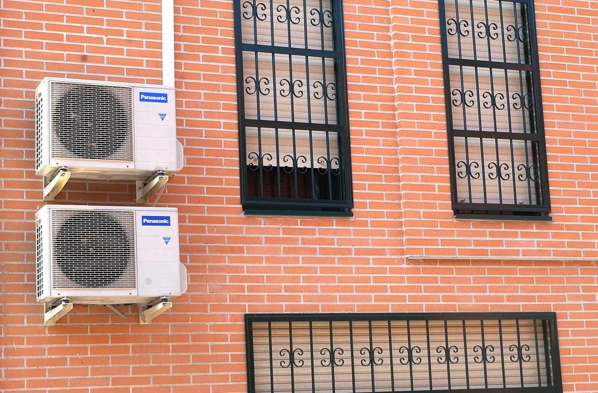 Viviendas de Madrid dotadas de aire acondicionado para hacer frente a las altas temperaturas del verano. EFE/Juanjo Martín