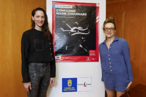 Las bailarinas Carole Prieur (d) y Valeria Galluccio (i) presentaron este jueves en rueda de prensa las obras de danza contemporánea 'BodyremixRemix' y 'La consagración de la primavera', que se representarán en el Teatro Cuyás este viernes y sábado. EFE/ Elvira Urquijo A.