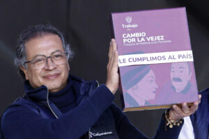 Foto de archivo del presidente de Colombia, Gustavo Petro, en presentación del documento de la reforma pensional, con la firma presidencial. EFE/ Mauricio Dueñas Castañeda