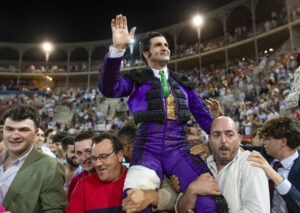 El diestro Morante de la Puebla sale a hombros tras el festejo taurino de las Fiestas del Corpus Christi celebrado este viernes en la Monumental El Frascuelo de Granada. EFE/Pepe Torres.