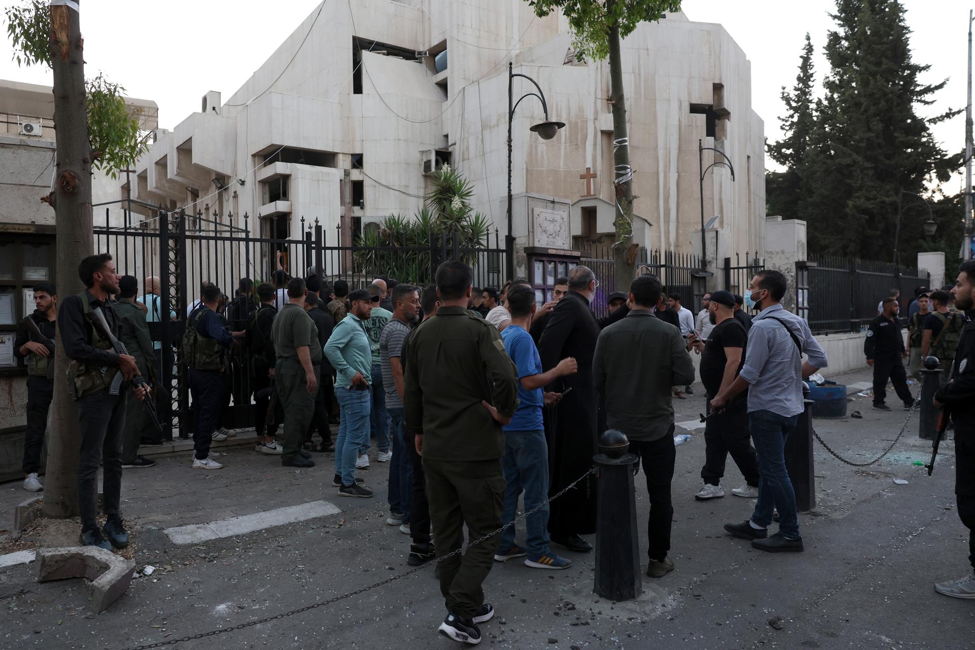 Agentes de seguridad afuera de la iglesia de Mar Elias después de un atentado suicida, en las afueras de Damasco, Siria, el 22 de junio de 2025. EFE/EPA/MOHAMMED AL RIFAI