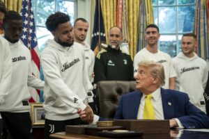 El presidente estadounidense Donald Trump saluda a Weston McKennie, durante la recepción al Juventus este miércoles 19. EFE/EPA/KEN CEDENO / POOL