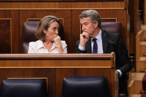 El líder del PP, Alberto Núñez Feijóo conversa con la diputada Cuca Gamarra, durante el pleno celebrado este jueves en la Cámara Baja. EFE/ Borja Sánchez-Trillo