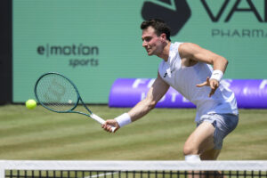 El tenista español Pedro Martínez devuelve la bola durante su partido este lunes ante el francés Corentin Moutet del Torneo ATP Mallorca Championships que se disputa en Santa Ponsa (Mallorca). EFE/MIQUEL A. BORRÀS