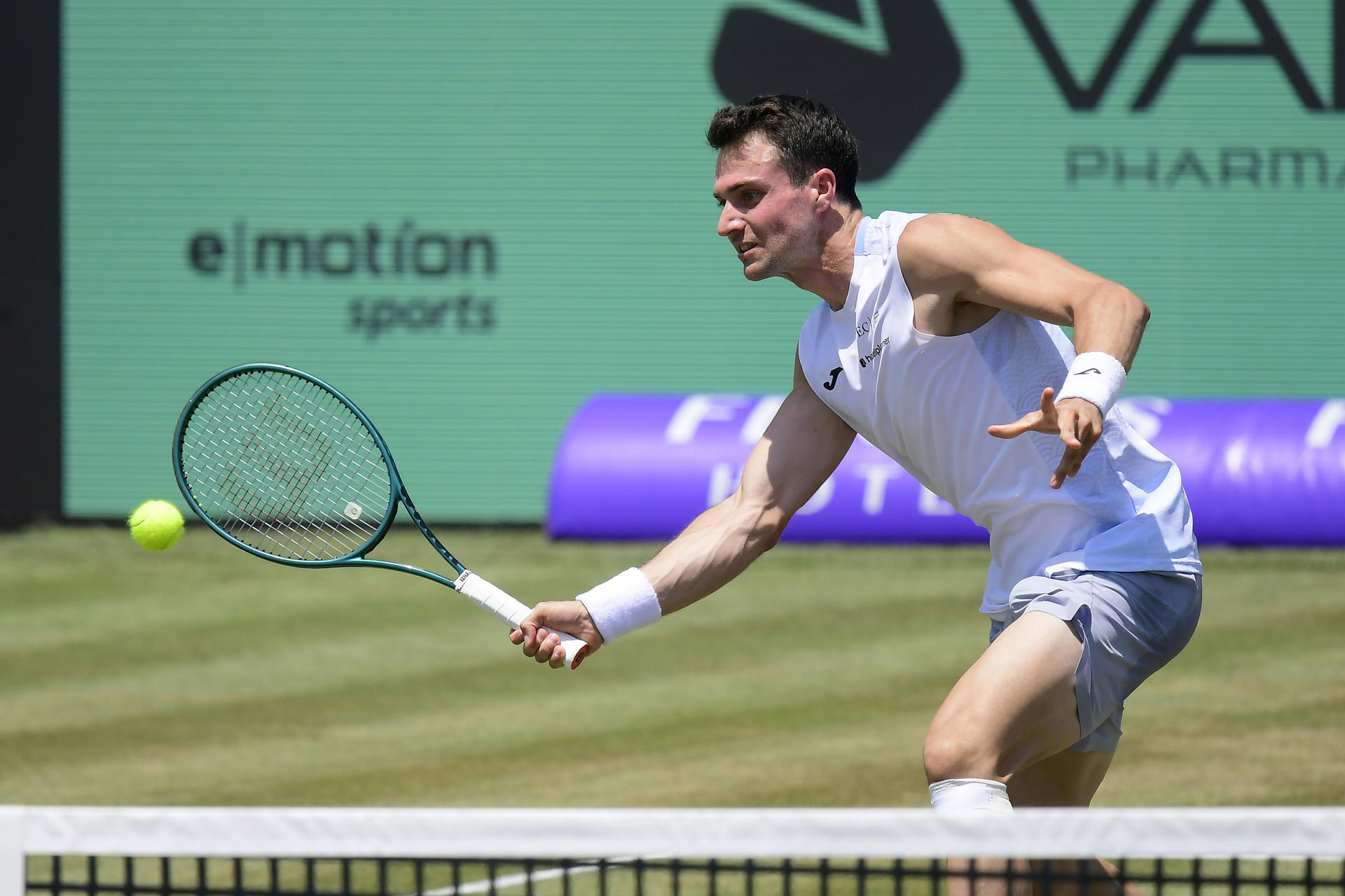 El tenista español Pedro Martínez devuelve la bola durante su partido este lunes ante el francés Corentin Moutet del Torneo ATP Mallorca Championships que se disputa en Santa Ponsa (Mallorca). EFE/MIQUEL A. BORRÀS