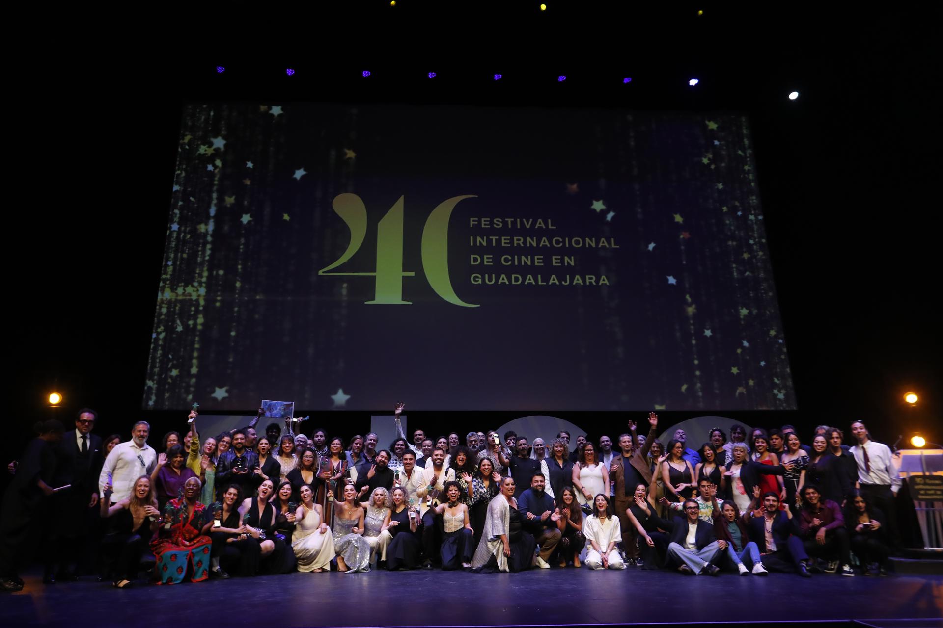 Integrantes del jurado y los galardonados posan este sábado, durante la clausura de la 40 edición del Festival Internacional de Cine en Guadalajara (FICG), Jalisco (México). EFE/ Francisco Guasco