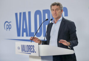 El presidente del PP, Alberto Núñez Feijóo, durante la clausura de un acto organizado por el su partido en Oviedo este viernes, coincidiendo con la celebración de la Conferencia de Presidentes de Barcelona. EFE/ J.L.Cereijido