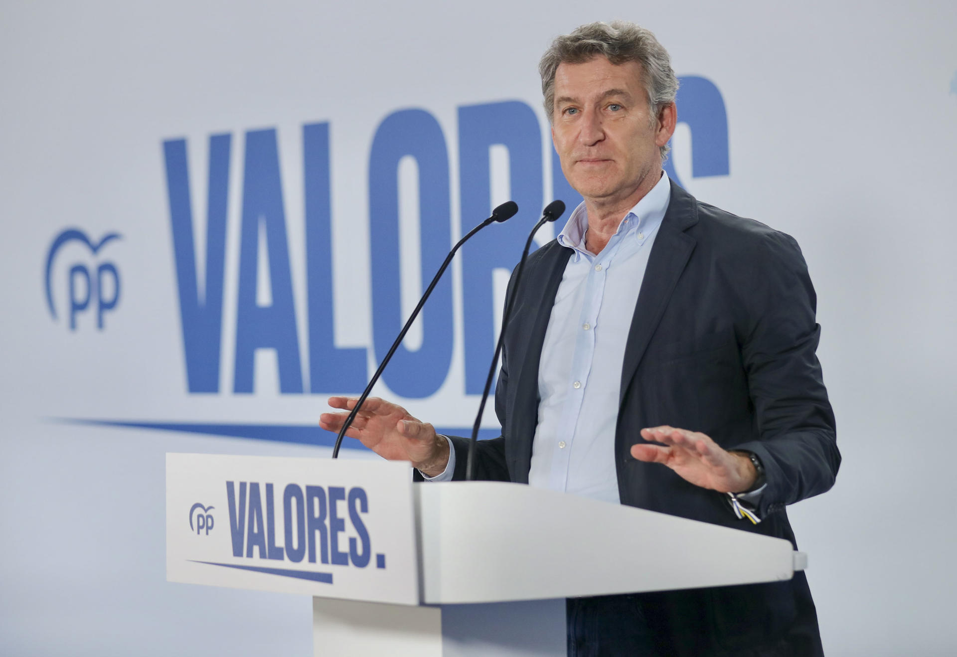 El presidente del PP, Alberto Núñez Feijóo, durante la clausura de un acto organizado por el su partido en Oviedo este viernes, coincidiendo con la celebración de la Conferencia de Presidentes de Barcelona. EFE/ J.L.Cereijido