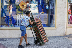 Imagen de un repartidor de fruta este martes. EFE/ Javier Belver