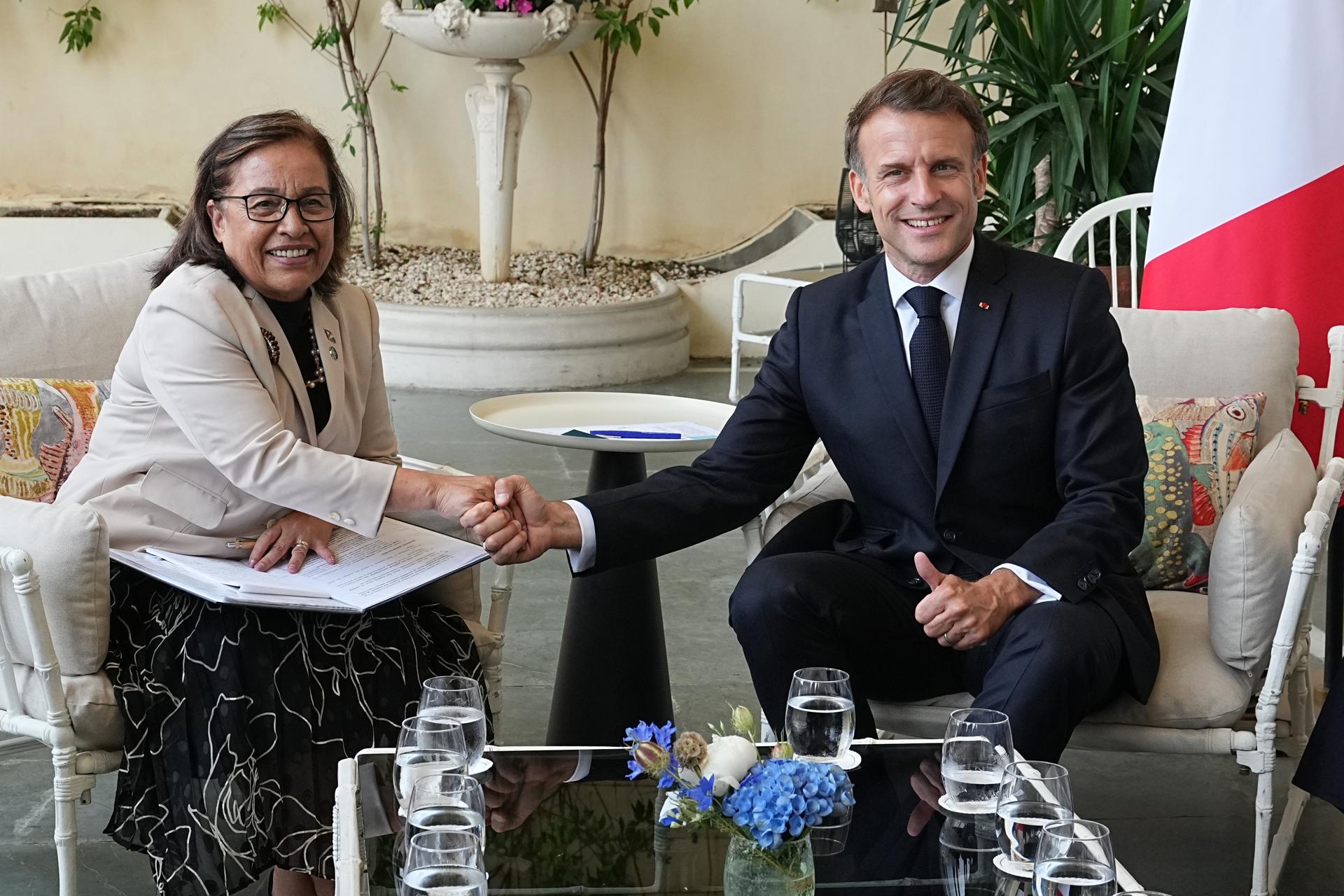 El presidente francés Emmanuel Macron (dcha) y su homóloga de las islas Marshall, Hilda Heine. EFE/EPA/LAURENT CIPRIANI / POOL MAXPPP OUT
