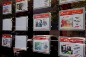 Anuncios de pisos y casas en venta y alquiler en el escaparate de una inmobiliaria en Madrid. EFE/Zipi
