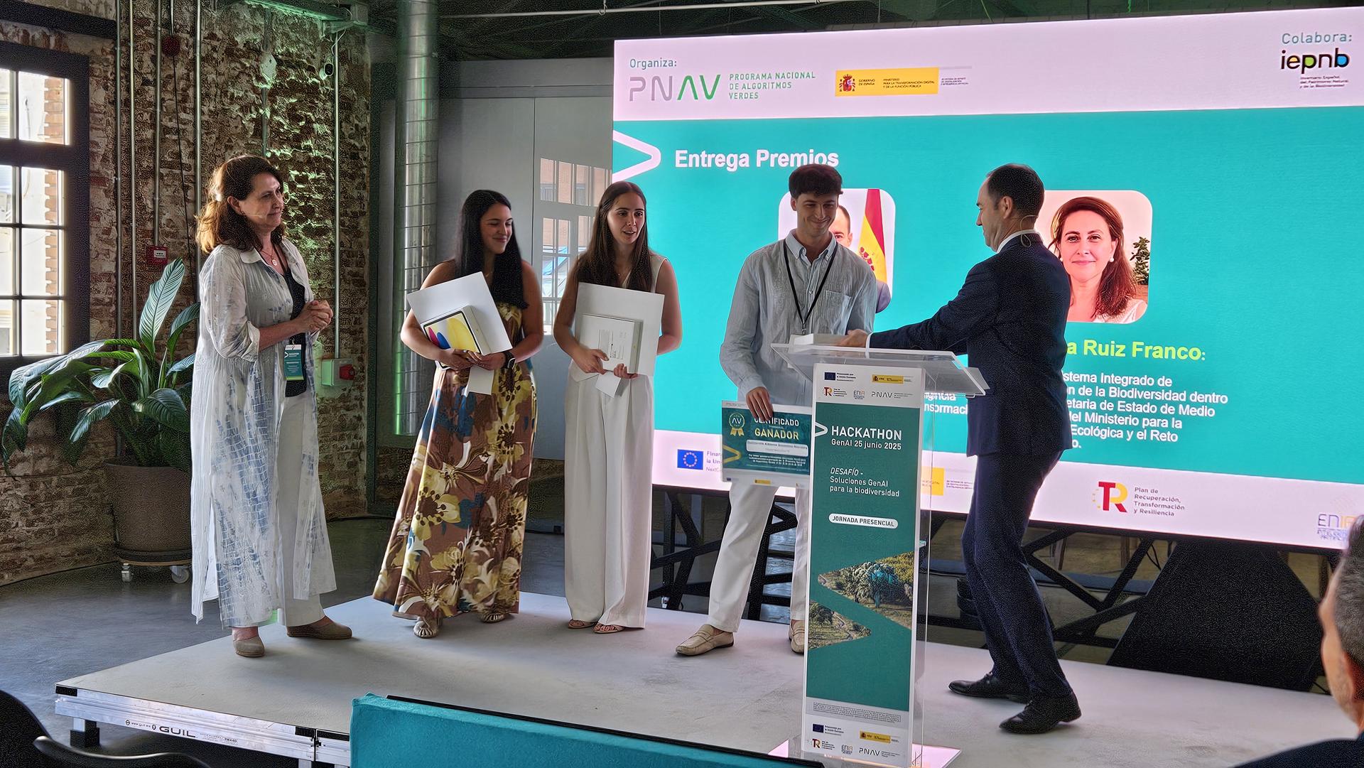Entrega de los premios de la segunda edición del hackatón convocado por el Programa Nacional de Algoritmos Verdes (PNAV). EFE/Natalia Arriaga