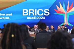 Fotografía de archivo, tomada el pasado 26 de febrero, del presidente de Brasil, Luiz Inácio Lula da Silva (c), al asumir la presidencia del grupo de países emergentes BRICS, en Brasilia (Brasil). EFE/Andre Borges