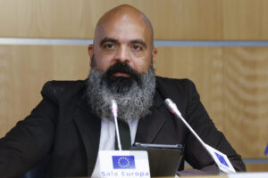 El excarcelado venezolano Emilio Baduel, en la sesión 'Venezuela: Memoria y Justicia', celebrada este martes en Madrid. EFE/ J.J. Guillén