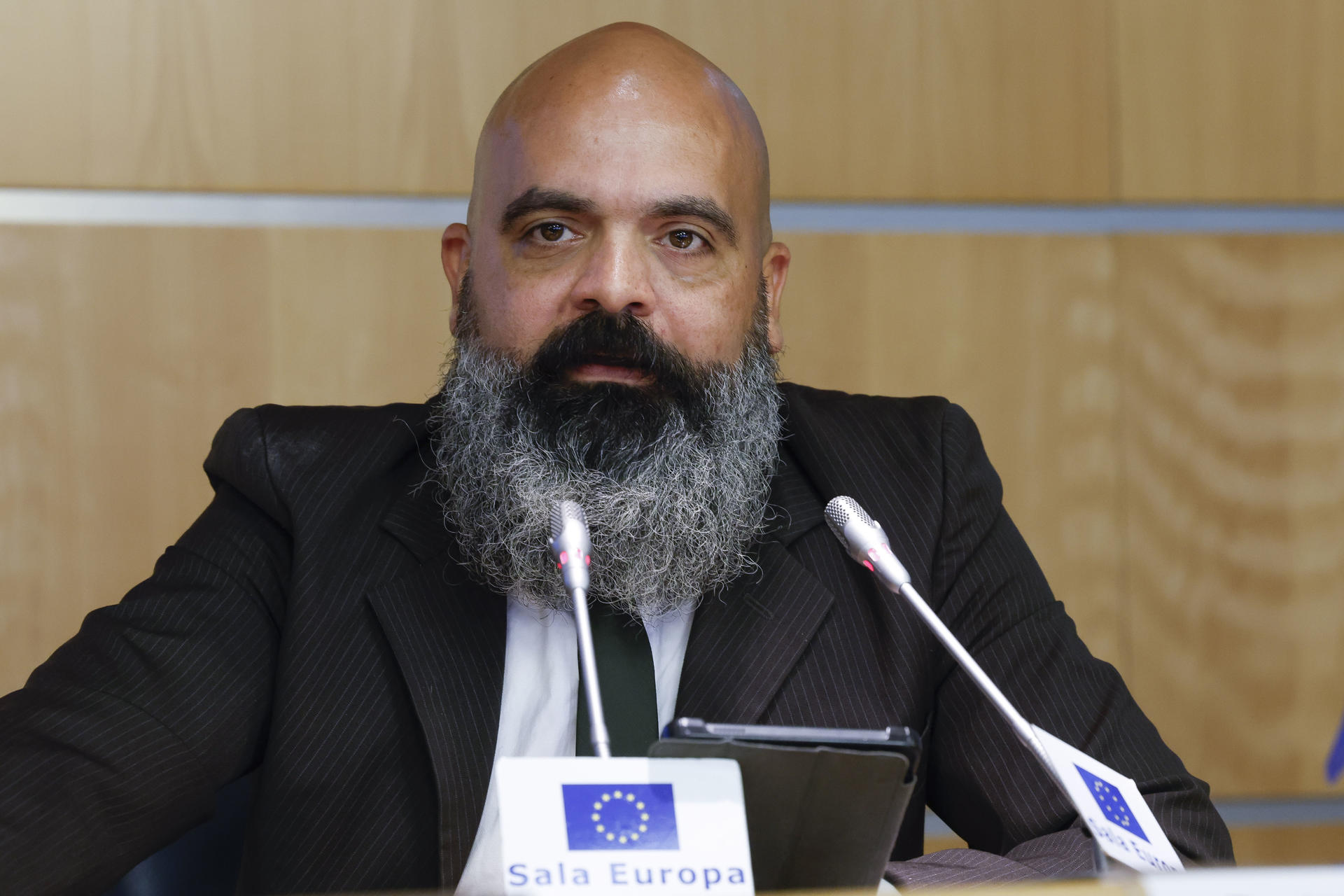El excarcelado venezolano Emilio Baduel, en la sesión 'Venezuela: Memoria y Justicia', celebrada este martes en Madrid. EFE/ J.J. Guillén