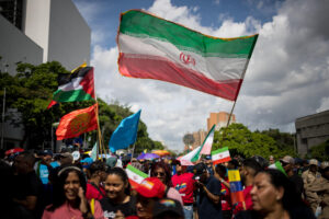 Personas participan en una manifestación por la paz en Irán y Palestina este jueves, en Caracas (Venezuela). EFE/ Miguel Gutiérrez