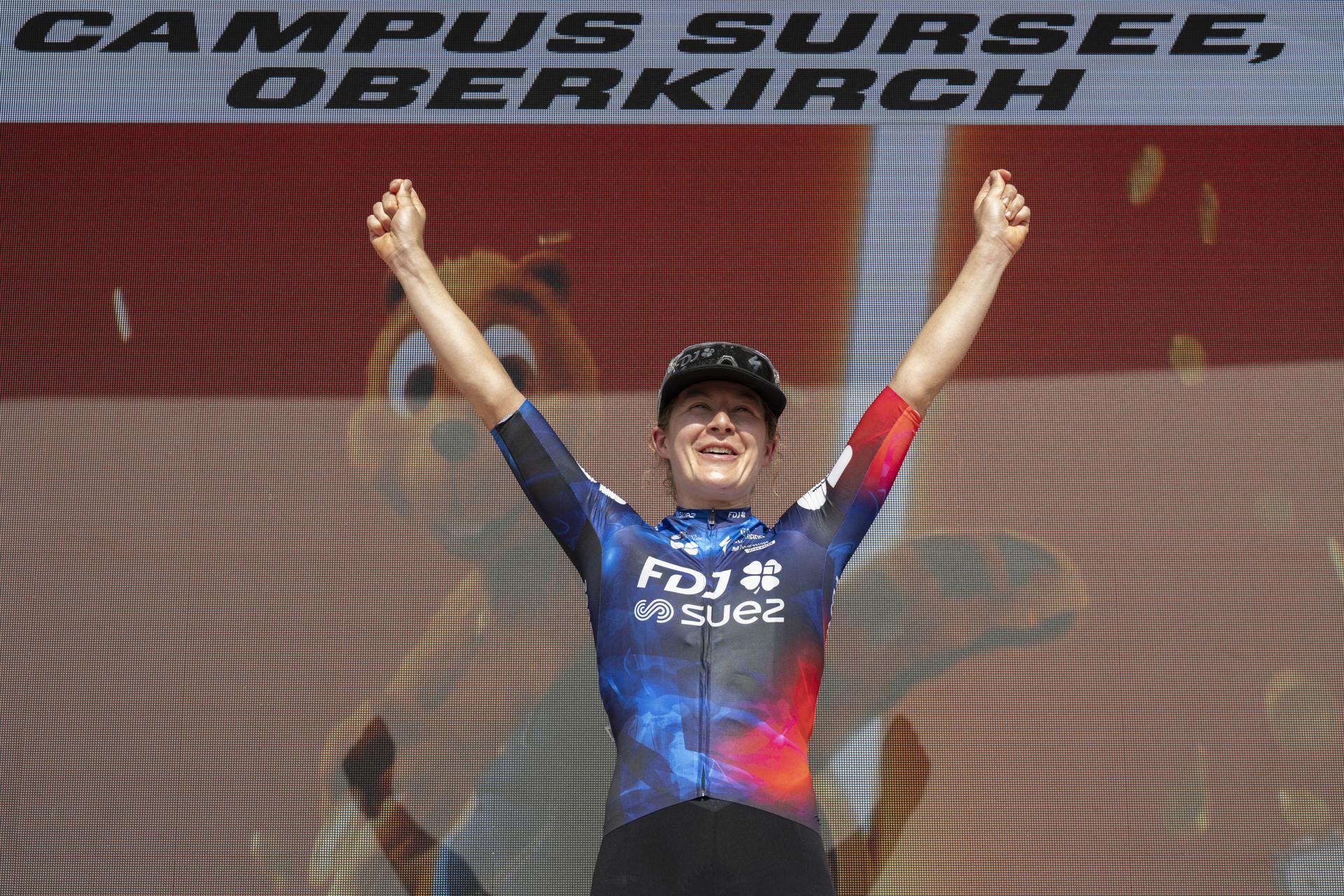 La neerlandesa Amber Kraak, del Team FDJ-SUEZ, celebra en el podio su victoria en la segunda etapa del Tour de Suiza. EFE/EPA/GIAN EHRENZELLER