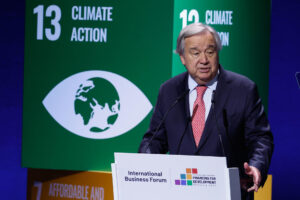El secretario general de la ONU, Antonio Guterres, durante su intervención en el foto empresarial organizado con motivo de la clausura de la IV Conferencia Internacional de la ONU para la Financiación al Desarrollo de Naciones Unidas. EFE/