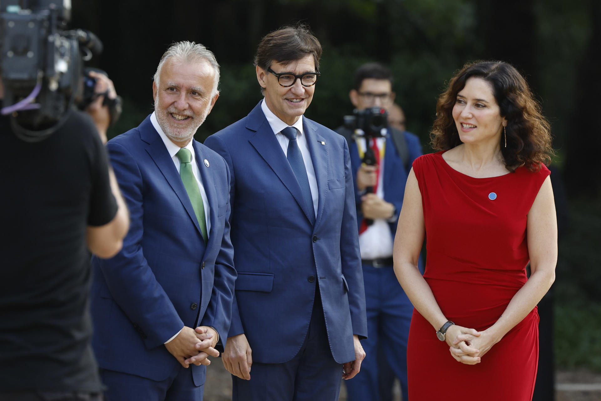 El presidente de la Generalitat de Catalunya, Salvador Illa (c), y el ministro de Política Territorial y Memoria Democrática, Ángel Víctor Torres (i), reciben a la presidenta de la Comunidad de Madrid, Isabel Díaz Ayuso, a su llegada a la XXVIII Conferencia de Presidentes que se celebra este viernes en el Palau de Pedralbes en Barcelona. EFE/ Alberto Estevez

