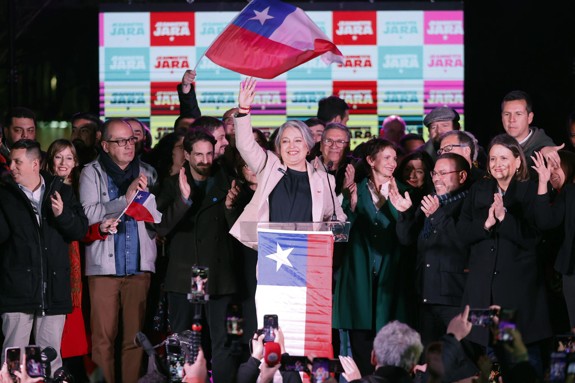 La comunista, Jeannette Jara (c), festeja su triunfo este domingo, en Santiago (Chile). EFE/ Elvis González