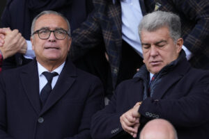 El presidente del FC Barcelona, Joan Laporta (i), y el vicepresidente, Rafael Yuste,en el Estadio Olímpico de Montjuic en Barcelona en foto de archivo de Alejandro García. EFE